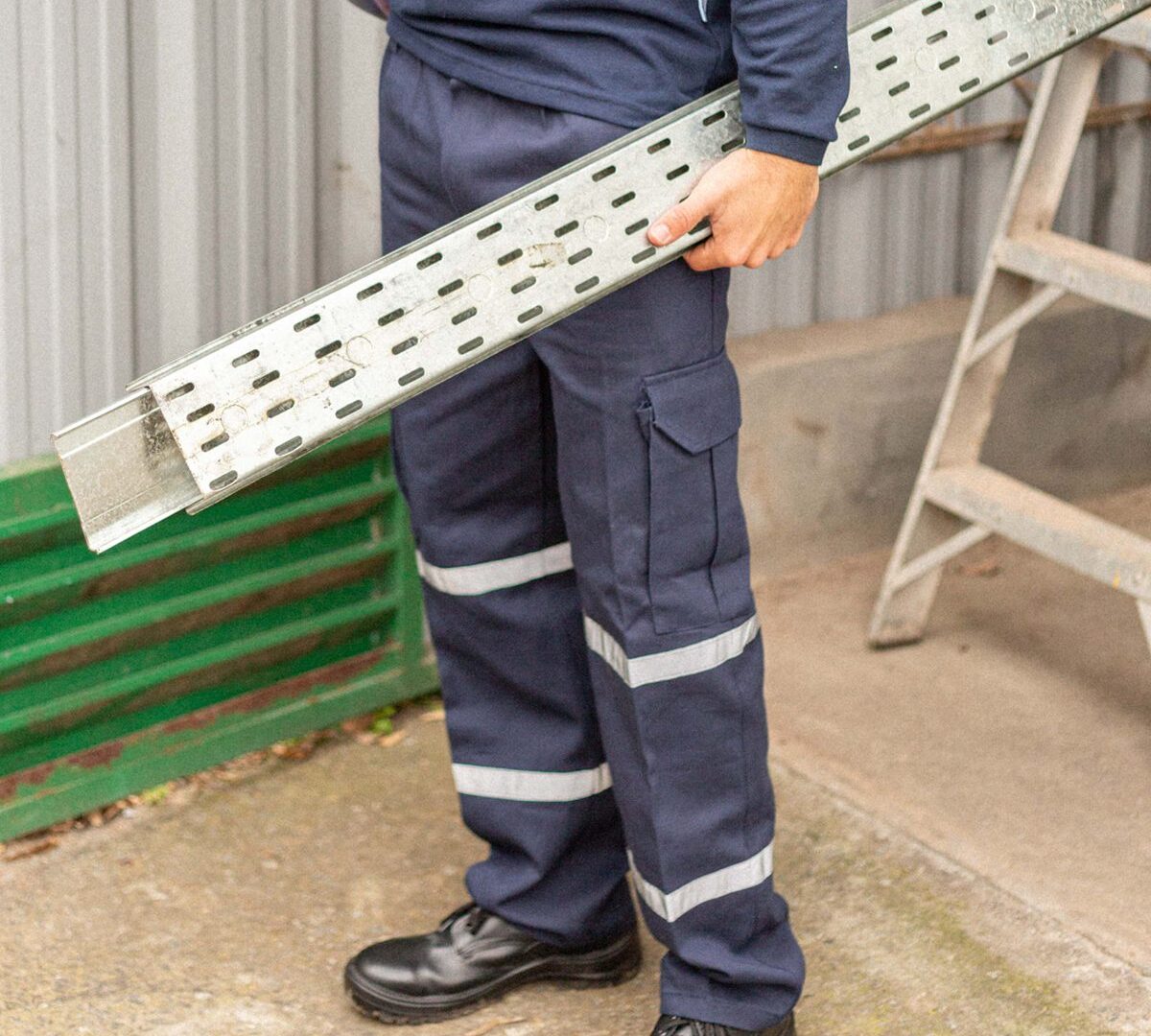 Pantalón cargo de gabardina con reflectivo