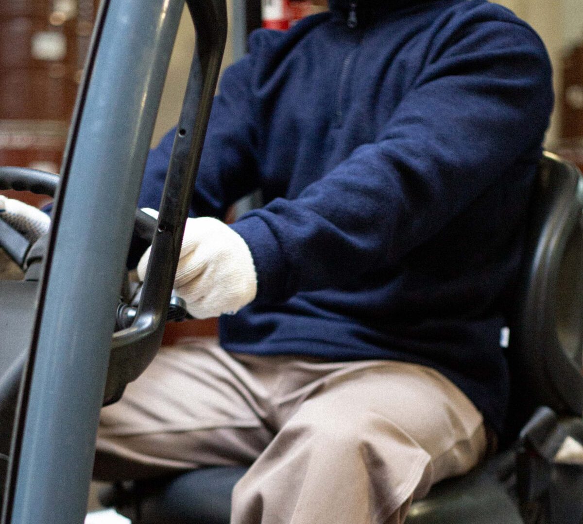 Buzo de polar cuello alto medio cierre