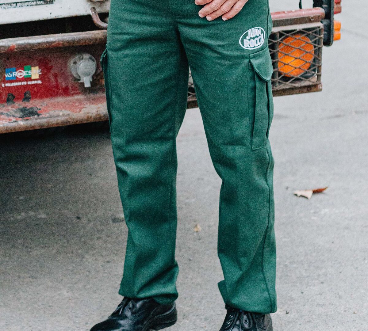Pantalón cargo de gabardina